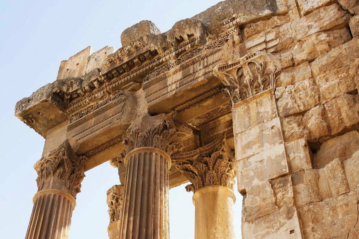 Ранняя античная. Кариатиды эрехтейона. Древний ри и древняя греция. Пестум храм афины. Кариатиды храма эрехтейон коринфский ордер.