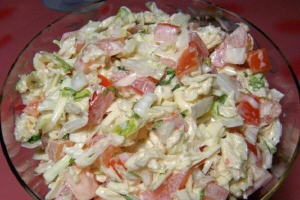 Салат из пекинской капусты с огурцом и колбасой. Салат из пекинской капусты с огурцом и яйцом и горошком. Салат из пекинской капусты с огурцом и помидором и кукурузой. Салат пекинская капуста огурец колбаса. Салат пекинская капуста колбаса помидор.