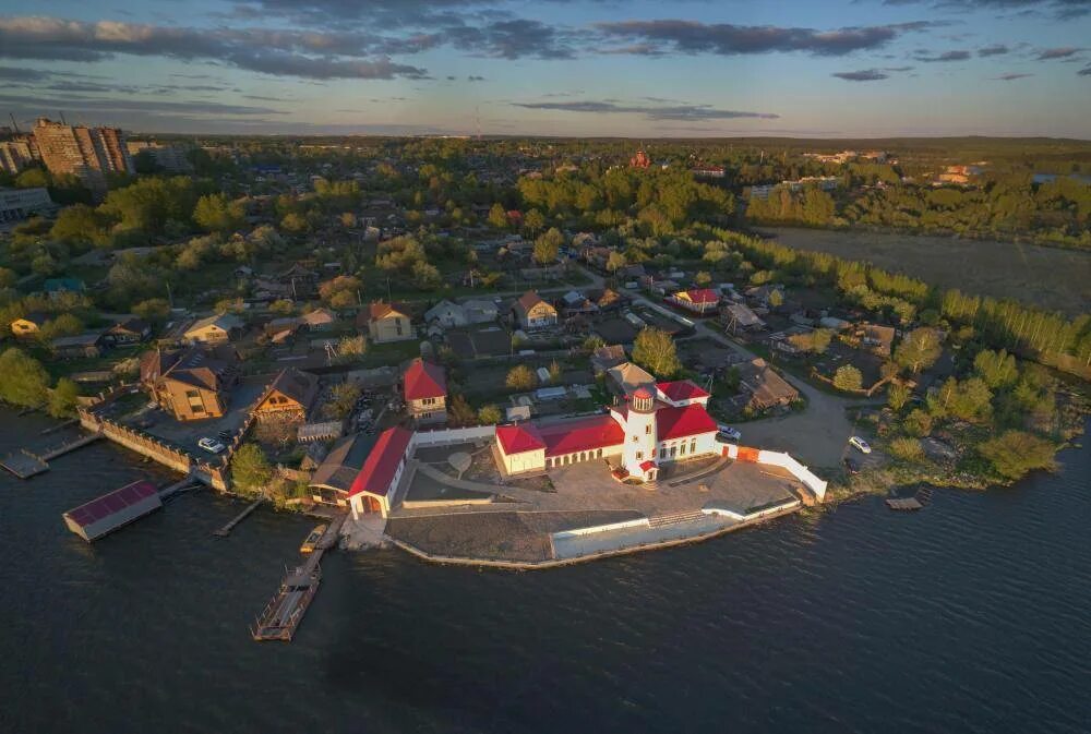 Берег нижний тагил. Карьер лазурный нижний тагил. Набережная тагильского пруда. Берег нижний тагил. Плотина нижний тагил.