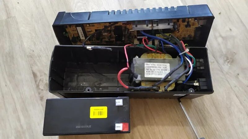 Как восстановить аккумулятор типа 12В 7,2Ач от APC Back-UPS ES 400 - YouTube
