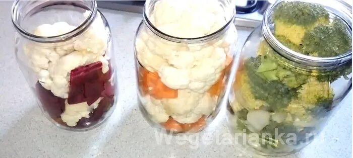 Маринованная брокколи на зиму. Маринованные брокколи. Брокколи в маринаде. Консервирование брокколи на зиму. Брокколи на зиму заготовки в банках.