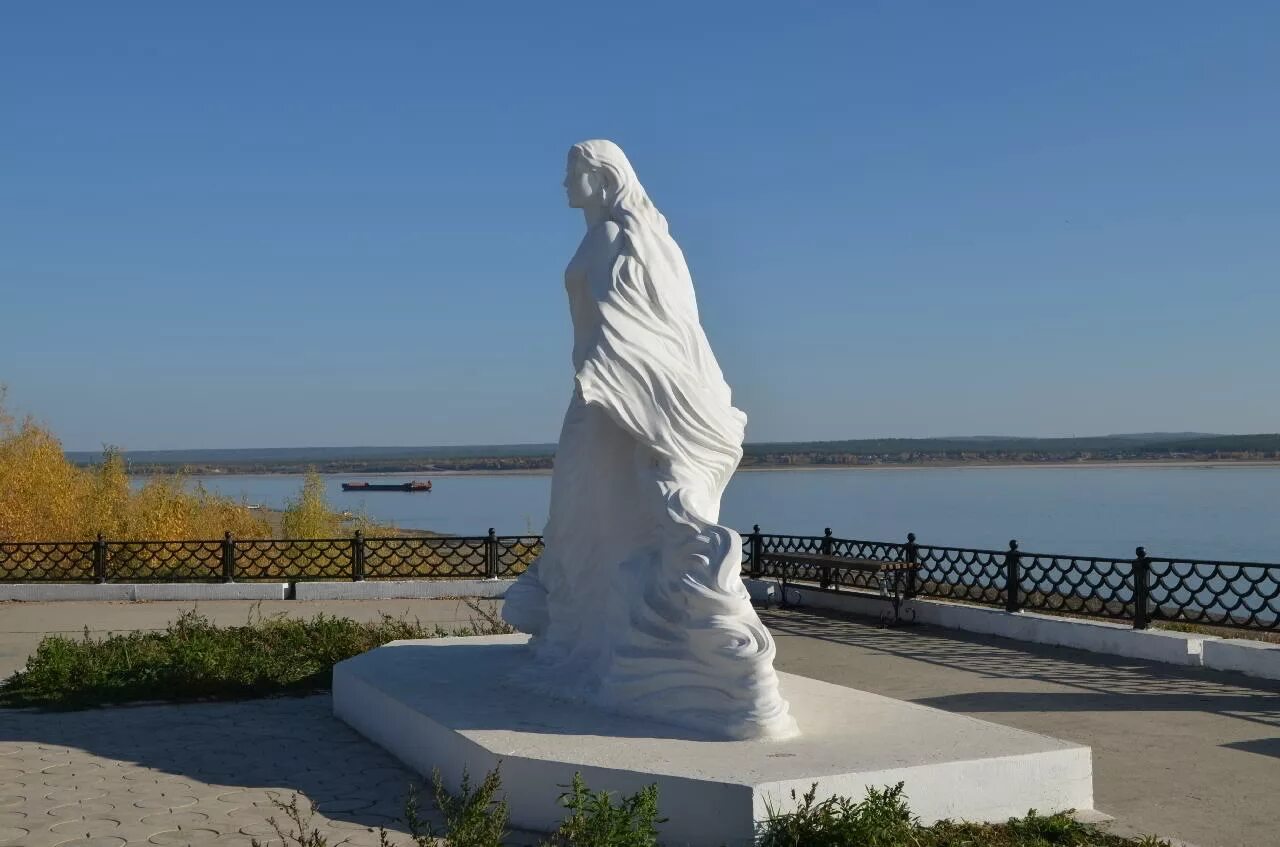 Памятник реке лена в якутии. Олёкминск скульптура река лена. Лена олекминск. Памятник реке лене в якутске. Памятник реке лена в якутии.