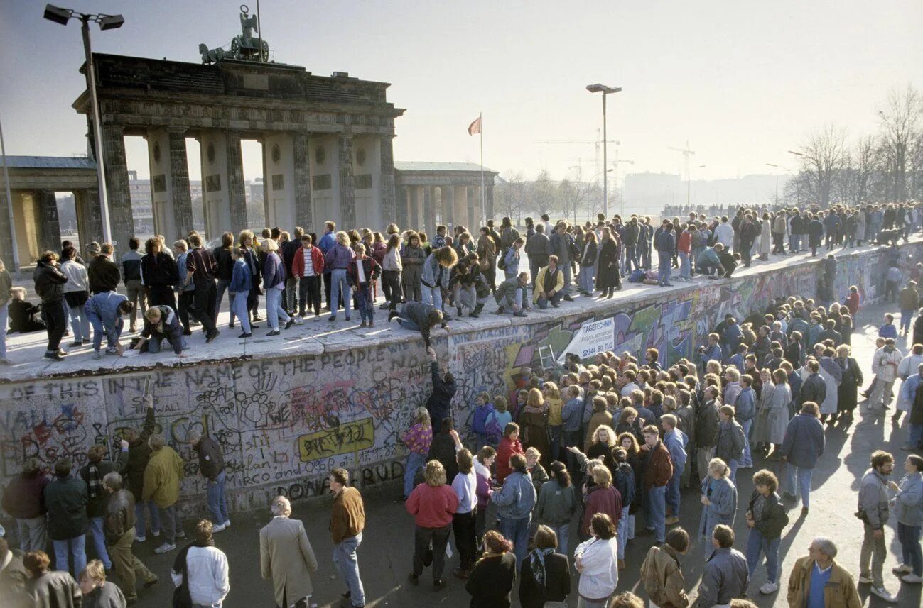 Фрг и гдр берлинская стена. Berlin Wall 1989. Крушение Берлинской стены 1989. 9 Ноября 1989 Берлинская стена. Берлинская стена в Германии.
