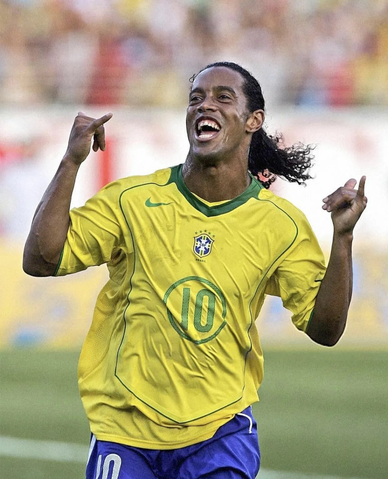 Роналдиньо. Роналдиньо 10. Ronaldinho футболист. Бразильский футболист Роналдиньо.