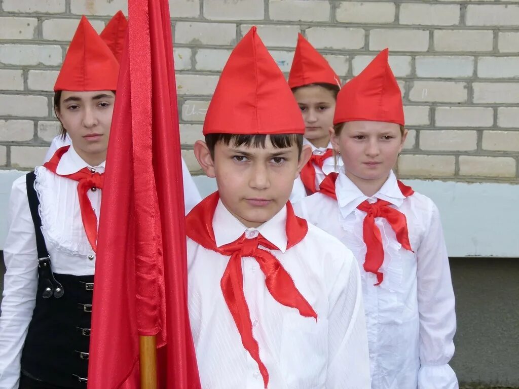 Пионерская организация в школе. Поделки Пионерия. Поделка ко Дню пионерии в школу. Пионерский отряд в школе. 40 лет пионерской организации