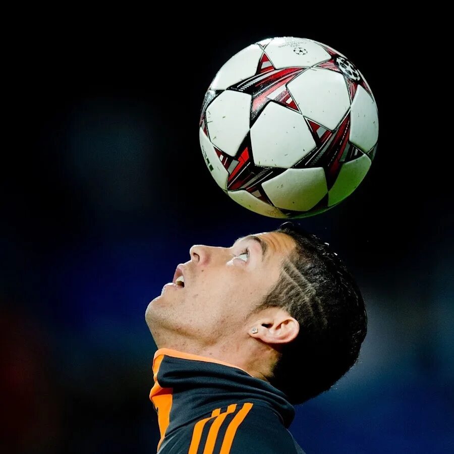 Кристиано Роналдо с мячом. Мячик Криштиану Роналду. Криштиану Роналду с мячом на голове. Футбольный мяч Криштиану Роналду.