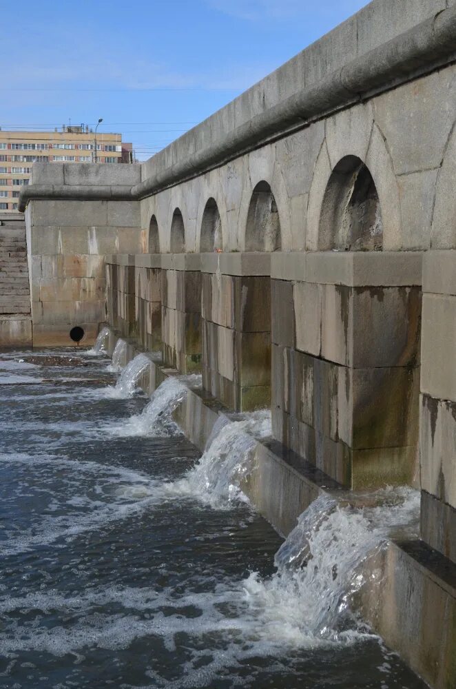 Земляные плотины нижегородской гэс. Водопад с дамбы. Брахмапутра плотина. Плотина гэс новосибирск. Плотина лопатино.