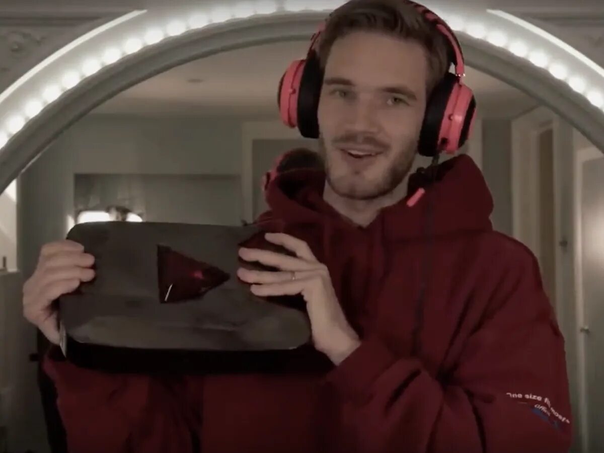 Пьюдипай сколько. Пьюдипай 2025. пьюдипай 2008. пьюдипай 2012 2013. pewdiepie кнопка 100 миллионов.