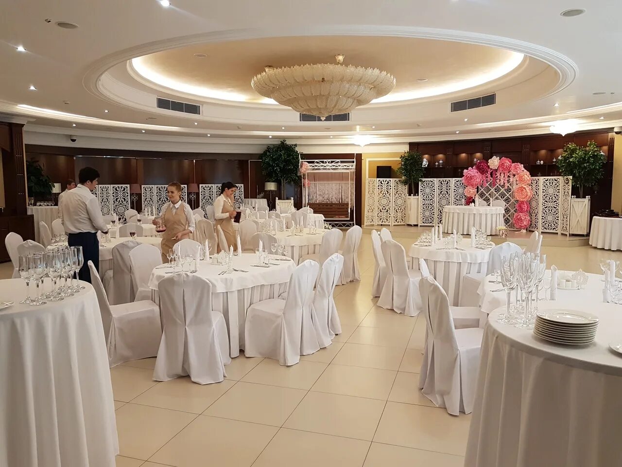 Кафе югра суходол. Венское кафе ханты. Ресторан на семи холмах ханты-мансийск. Чайхона васильчуки нижневартовск. Венское арт кафе ханты-мансийск.