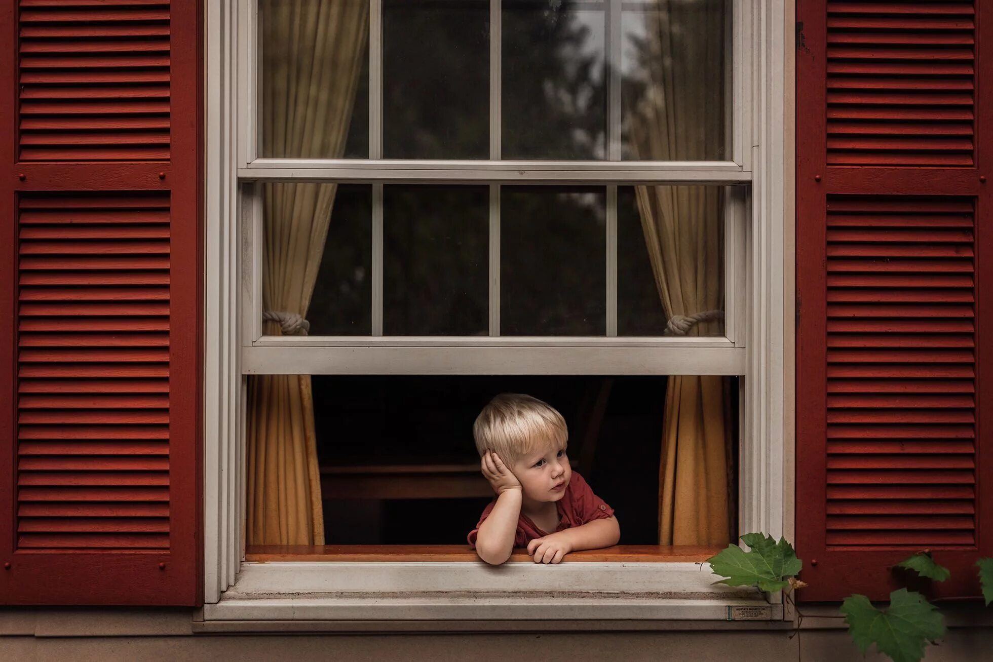 Посмотри в окно песня. Дети окно лето квартира фото. Look out of the Window. A boy looking out the Window. Kid looking Window.