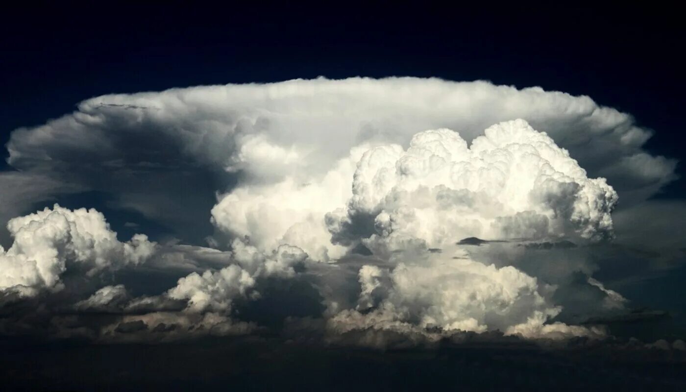 В небе слышалось сильное жужжание. Кумулонимбус грозовые. Cumulonimbus Эстетика. Облака CB. Предчувствие грозы.