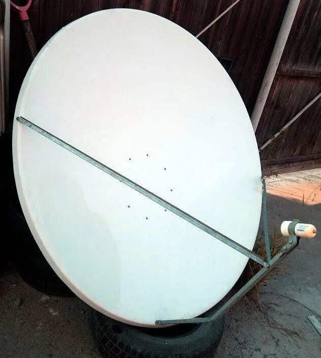 2 м. Антенна vsat 1. Офсетная антенна. Офсетная антенна. Пластиковая спутниковая тарелка.