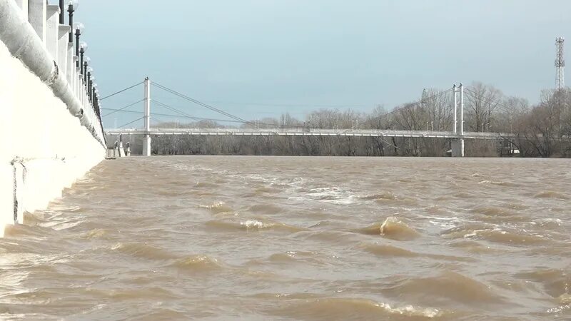 Река Урал паводок. Наводнения в России. Наводнение фото. Паводок Оренбург. Река урал в оренбурге уровень воды сегодня