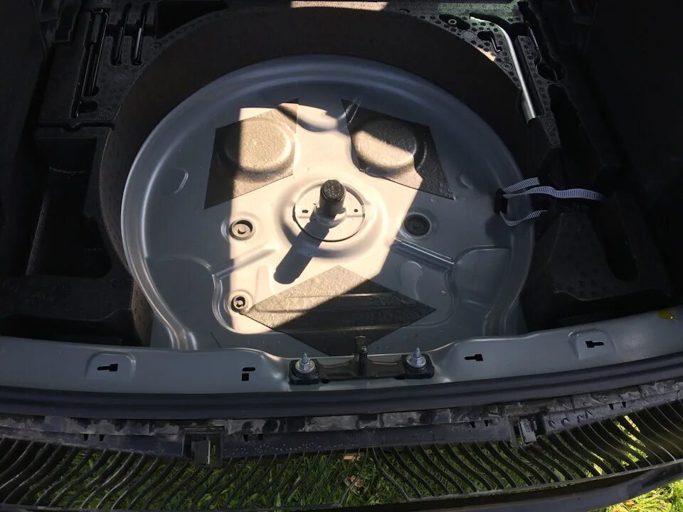Снять обшивку тигуан. Лючок задний tiguan багажника. снятие обшивки багажника тигуан. снятие обшивки багажника тигуан 2. багажник без обшивок тигуан 2013.