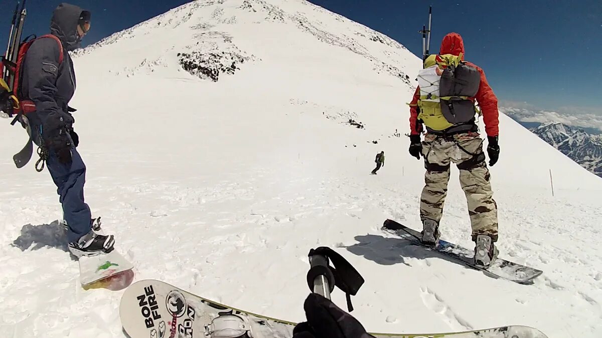 Горнолыжники на эльбрусе. Эльбрус горнолыжка. Приэльбрусье сноуборд. Эверест южная вершина фото. Вершина эвереста.