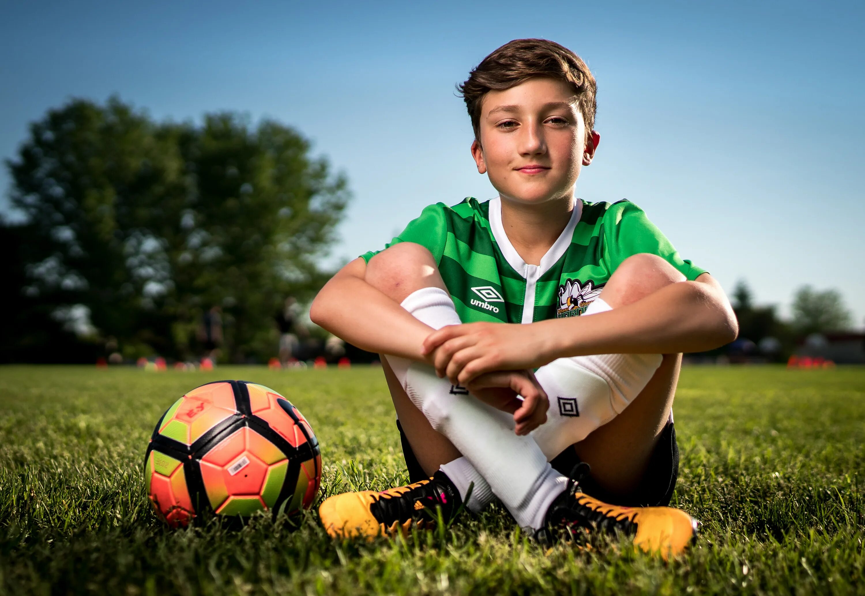 My brother plays football. Футбол дети. Мальчик на футбольном поле. Мальчик с футбольным мячом в руках. Футбол картинки для детей.