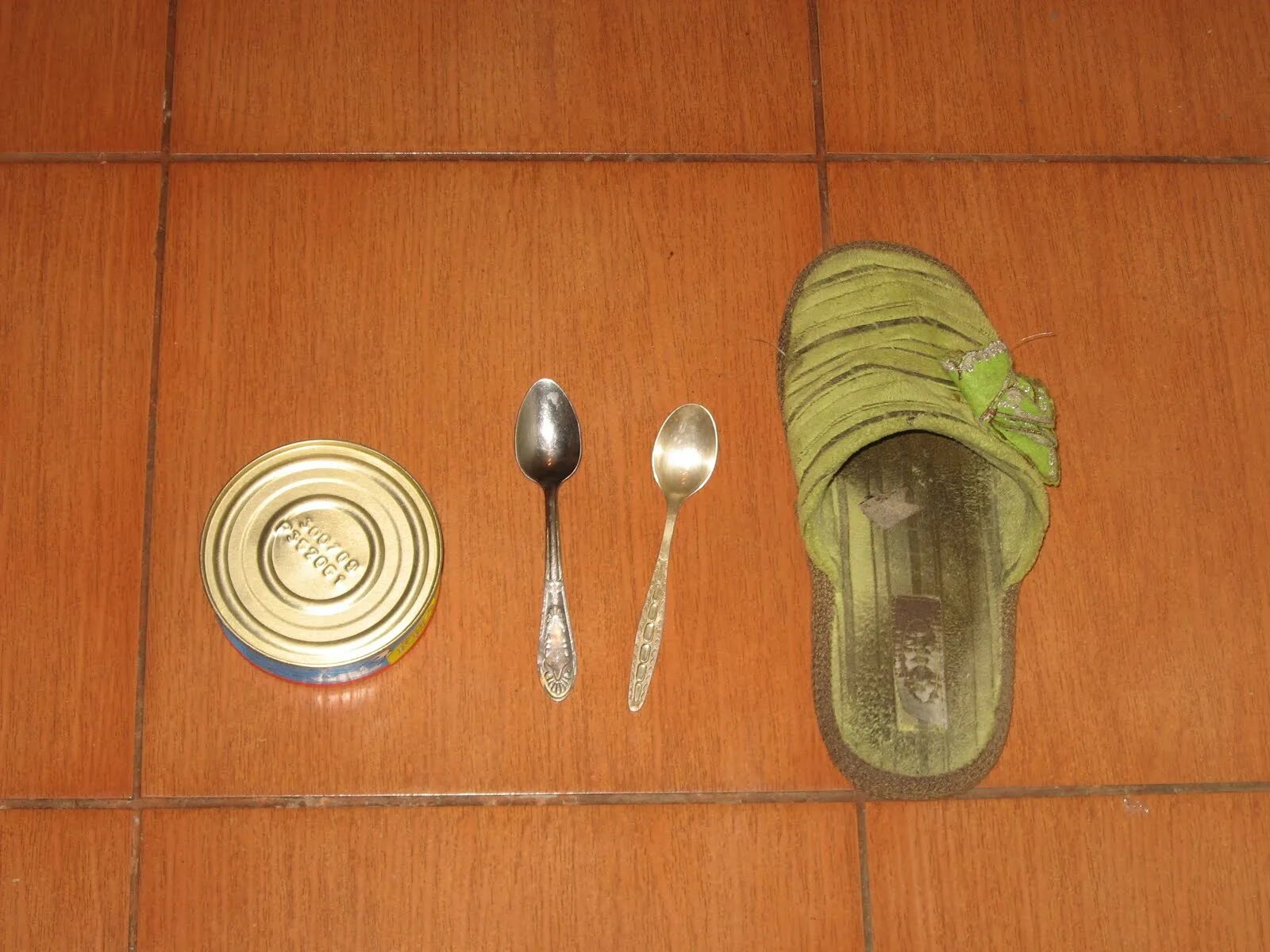 открывающаяся крышка консервной банки. открыть консервную банку без ножа. открываем тапком банку. как открыть консерву без ножа. как открыть банку килек двумя ложками и тапком.