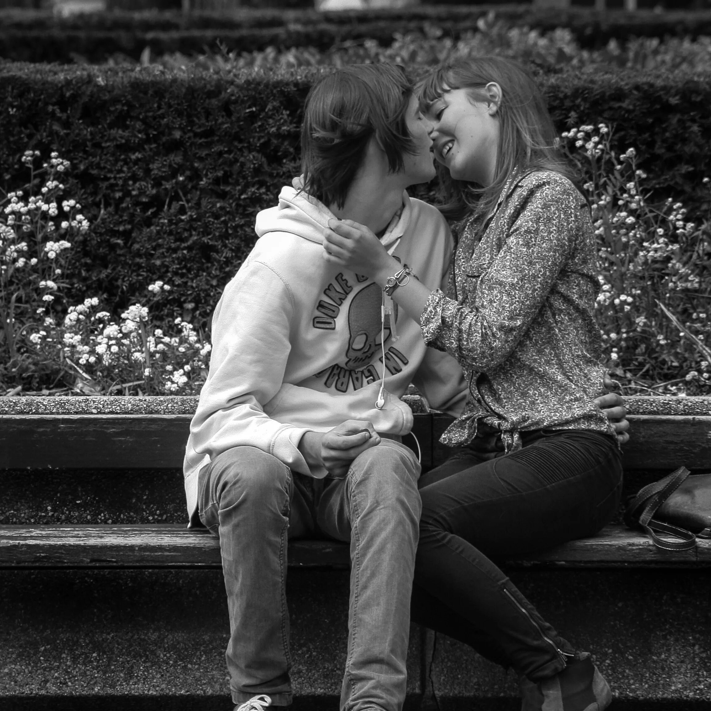 Целую другую девчонку. Поцелуй. Трогательные влюбленные. Поцелуй молодежь. Поцелуй влюбленных.