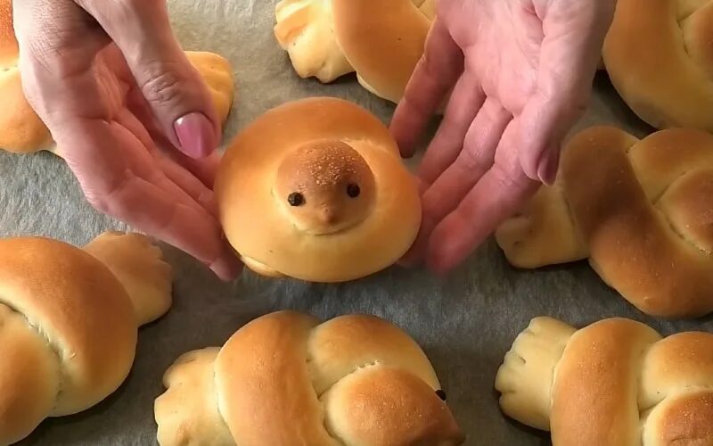 Булочки жаворонки из дрожжевого. Жаворонки (печенье). Булочки Жаворонки. Булочки для детей. Интересные булочки для детей.