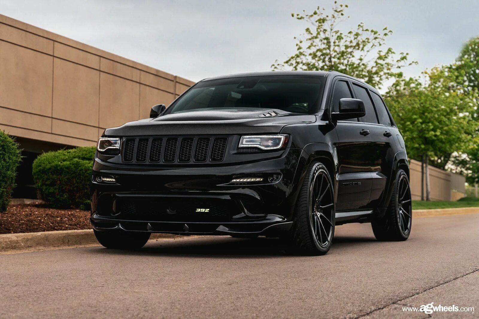 Черная с большими формами. Jeep Grand Cherokee srt - m652. Jeep Grand Cherokee srt - m652 2022. Большая черная машина. Черный джип.