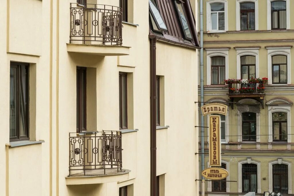 Питер братья карамазовы гостиница. Петербург отель братья карамазовы. Братья карамазовы отель санкт-петербург. Братья карамазовы отель. Братья карамазовы гостиница санкт-петербург.