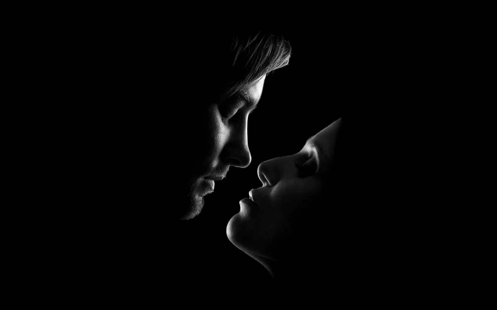 Поцелуи на обои. Мужчина и женщина на черном фоне. Пара на темном фоне. Страстные поцелуи в темноте. Поцелуй на черном фоне.