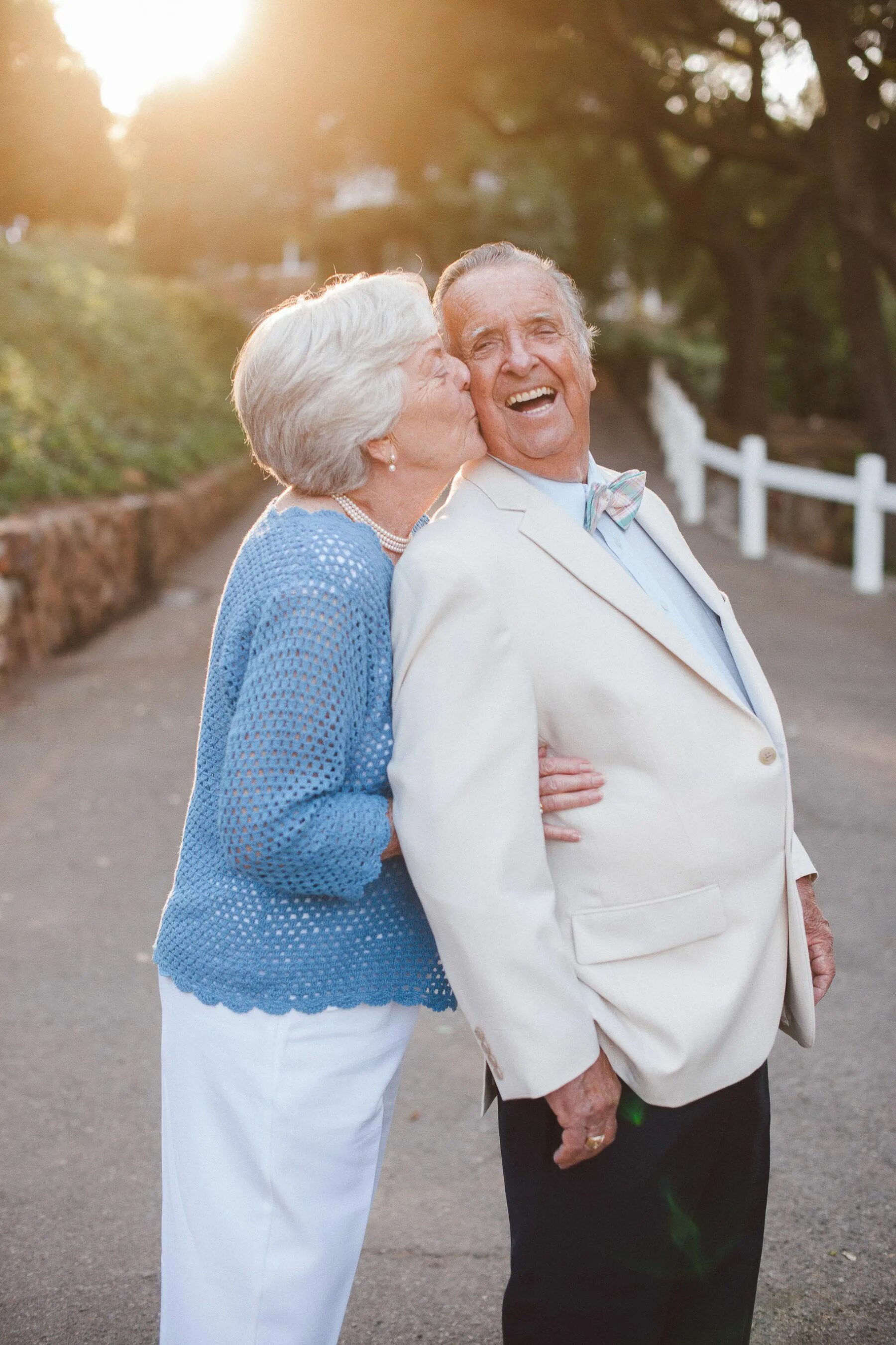 Видео старых семейных пар. Счастливые пожилые пары. Красивые пожилые пары. Пожилые влюбленные пары. Фотосессия пожилых пар.