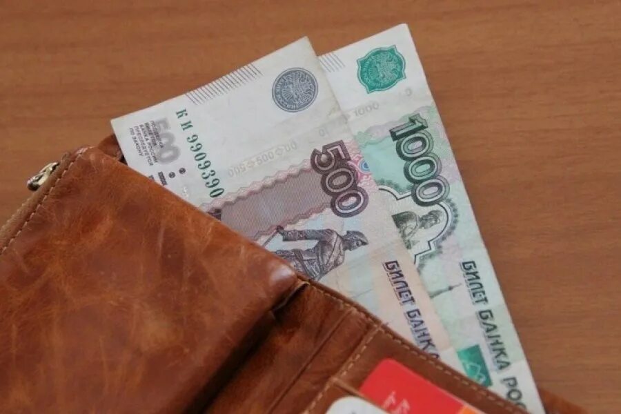 1500 Рублей в руках. 1500 Тысячи рублей. Деньги 1500 рублей. Полторы тысячи рублей.