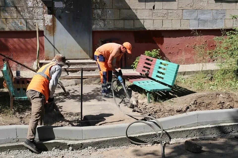 Волгоград ремонт можно. Современное благоустройство дворов. Волгоград дворы. Дворовые территории. Волгоград благоустройство.