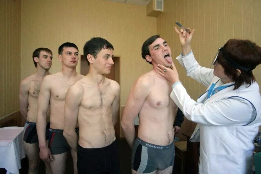 Медосмотр призывников в военкомате. Медкомиссия в военкомате 2022. Призывники на медкомиссии. Парни в военкомате у уролога. Военная призывная комиссия.