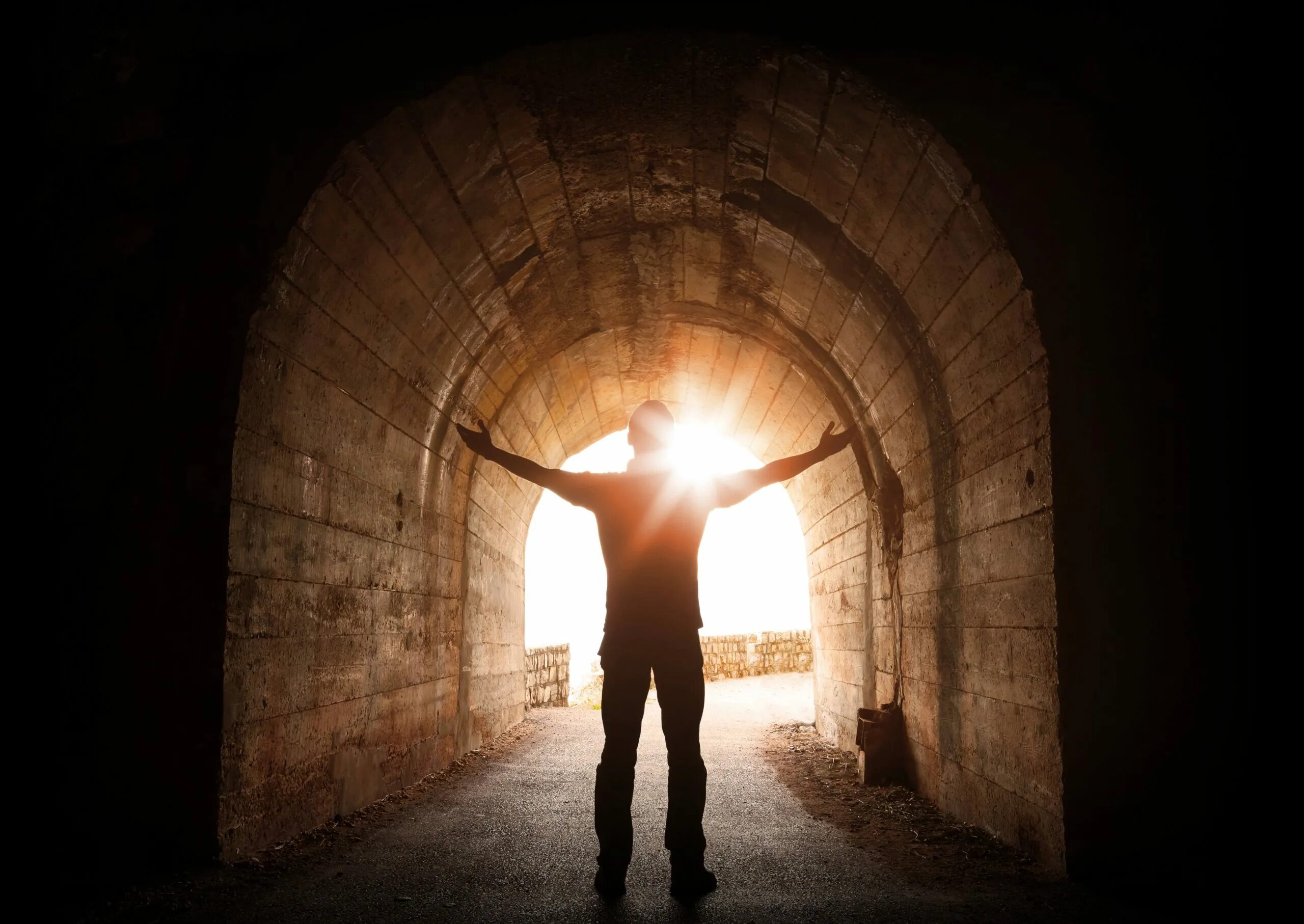В конце туннеля виден свет. Свет в конце тоннеля. Человек в тупике. В конце тоннеля яркий свет.