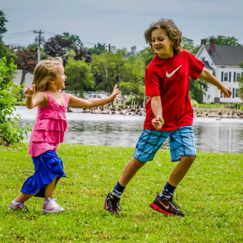 Children like playing tags как правильно