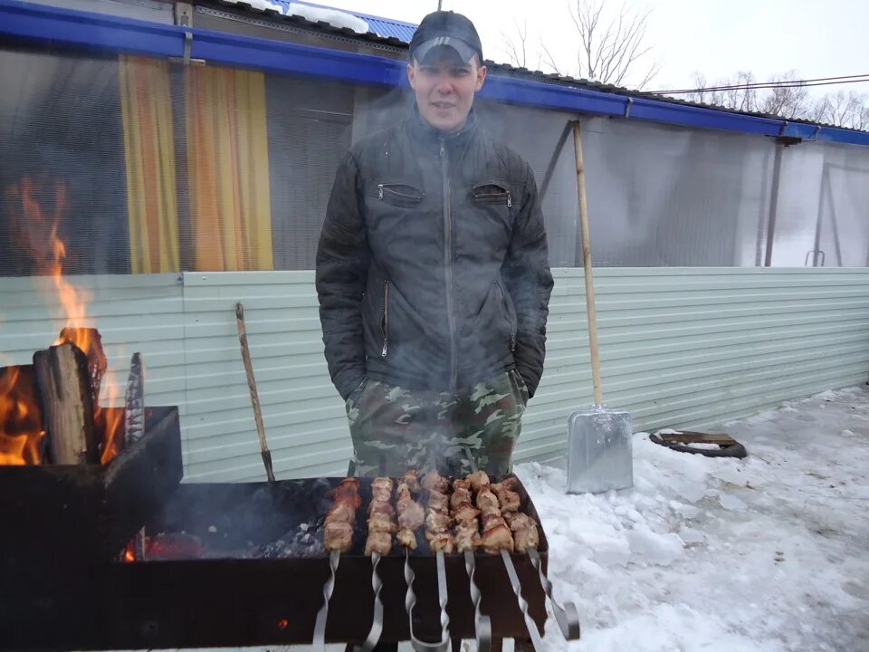 Слушать песню шашлычки. Коньячок под шашлычок в деревне. Шашлычок под коньячок на даче. Жириновский жарит шашлык. Шашлычка в Усть Куте синяя палатка.