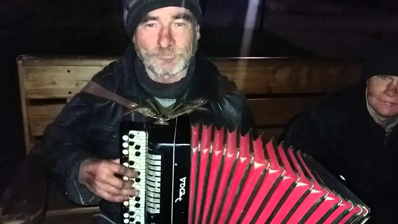 Бомж поет песню. Бомж поет. Бомжи поют бутырку.