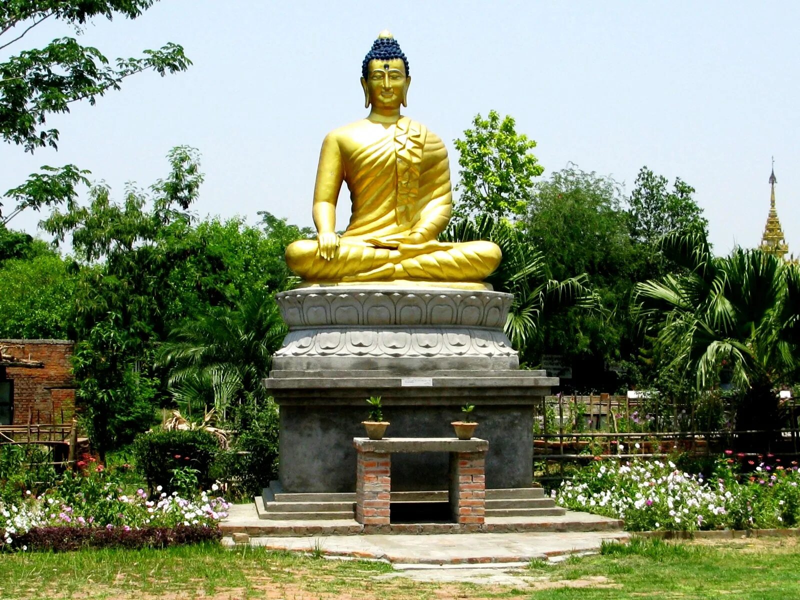 Рождение буды. Лумбини Непал место рождения Будды. Лумбини, статуи Будды. Гаутама Будда статуя. 1. Лумбини (Непал) — место рождения Будды.