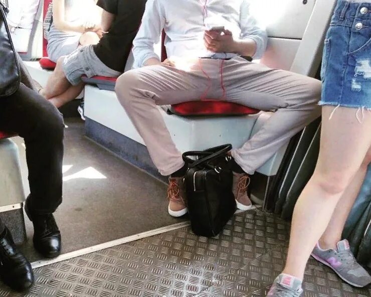 Мужчина сидит широко расставив ноги. Автобус с ногами. Парень сидит в метро. Мужчина сидит расставив ноги. Мужчины с расставленными ногами в метро.