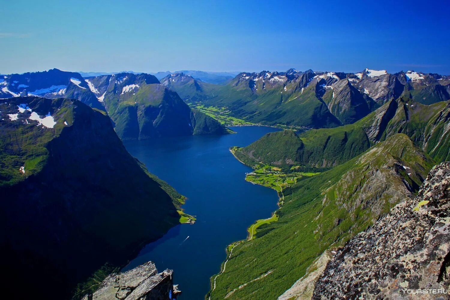 Особенности рельефа норвегии. Норвегия горы фьорды. Акернесет гора в Норвегии. Фьорд в Норвегии Скандинавия. Осло Норвегия фьорды.