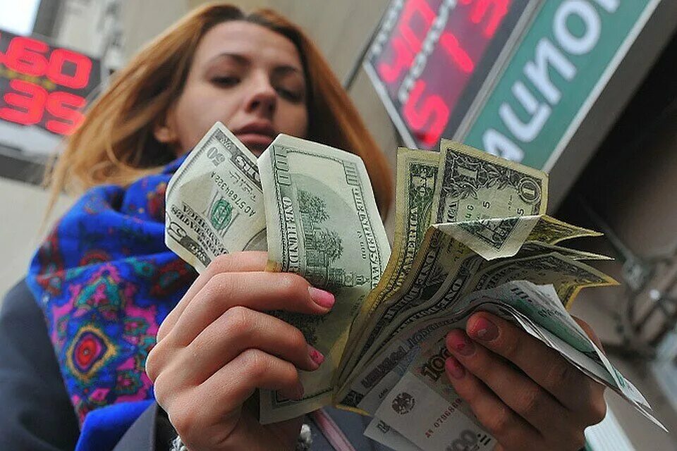 Поменять рубль. Валюта в руках. Доллар подорожал. Доллары менять. Обменивать деньги.