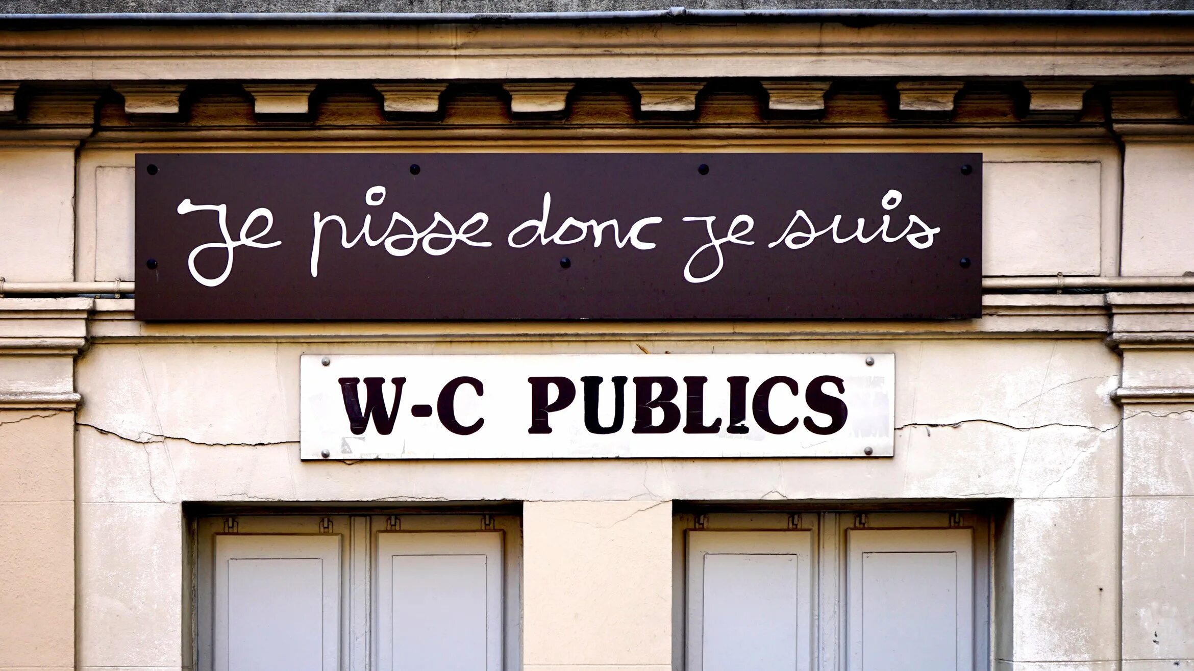 Public posting. Public WC. WC общественный. Sign artist. Doors text.