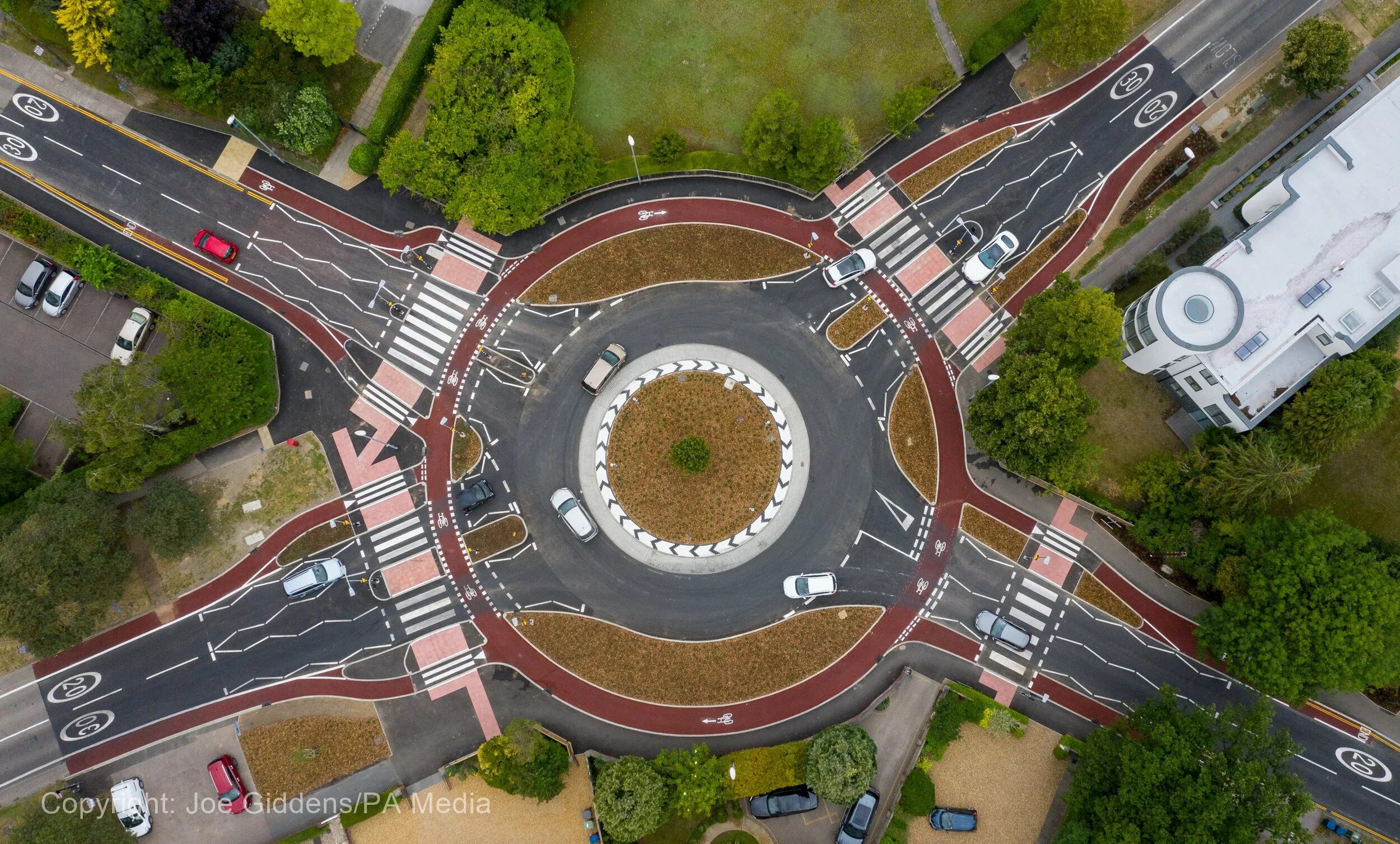 Для чего нужна кольцевая. Roundabout кольцевой перекрёсток. Круговое движение в Великобритании. Перекресток сткруговым движением. Кольцевая развязка.