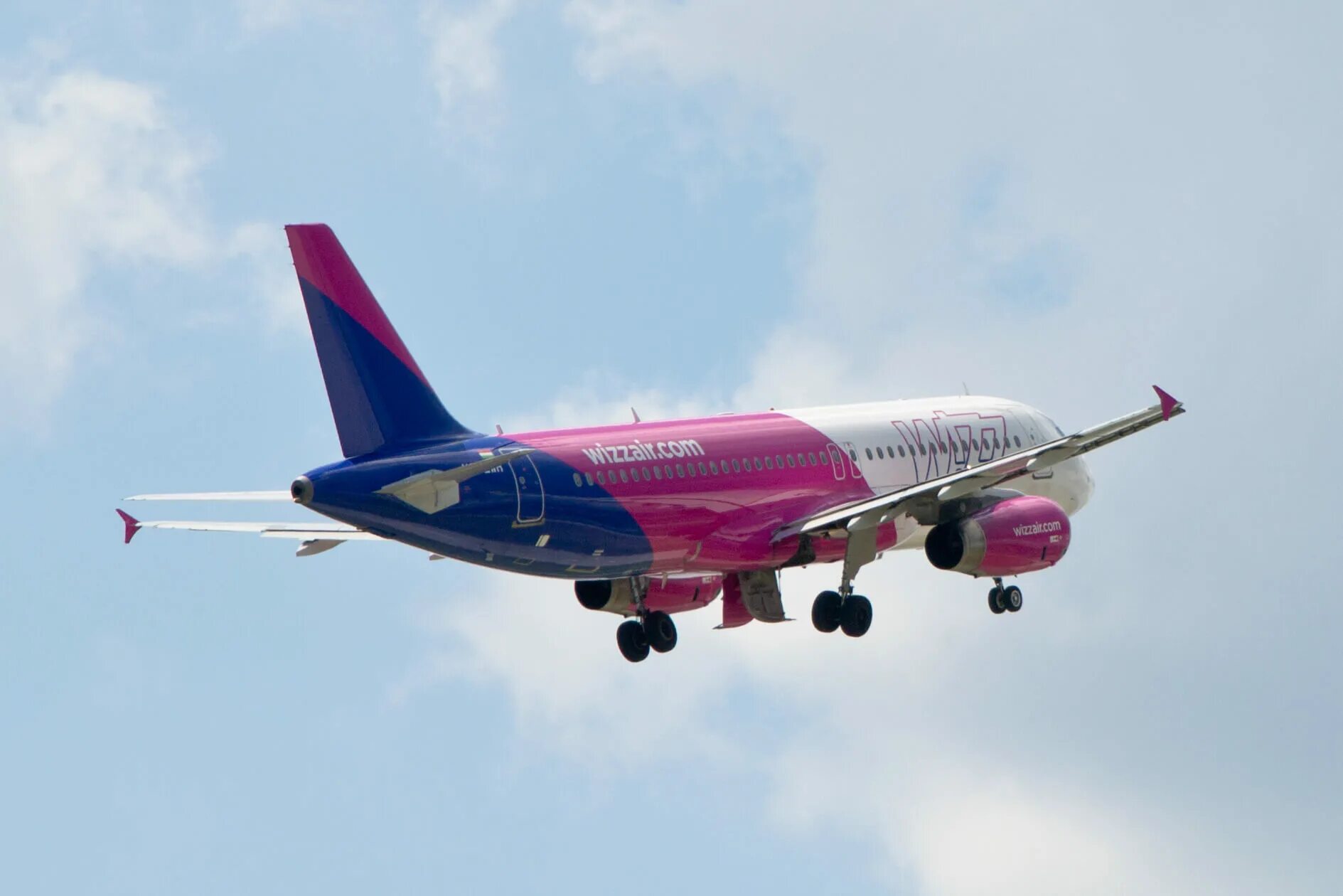 Wizz ереван. Wizz Air самолеты. Wizz Air a220. Wizz Air парк самолетов. Wizz Air Abu Dhabi самолеты.