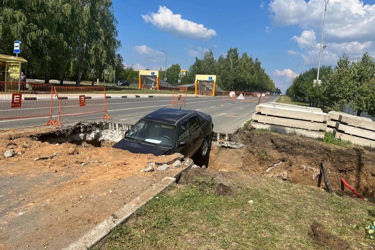 Набережные челны можга. Остановка Московский проспект Набережные Челны. Машина упала в яму в гараже.