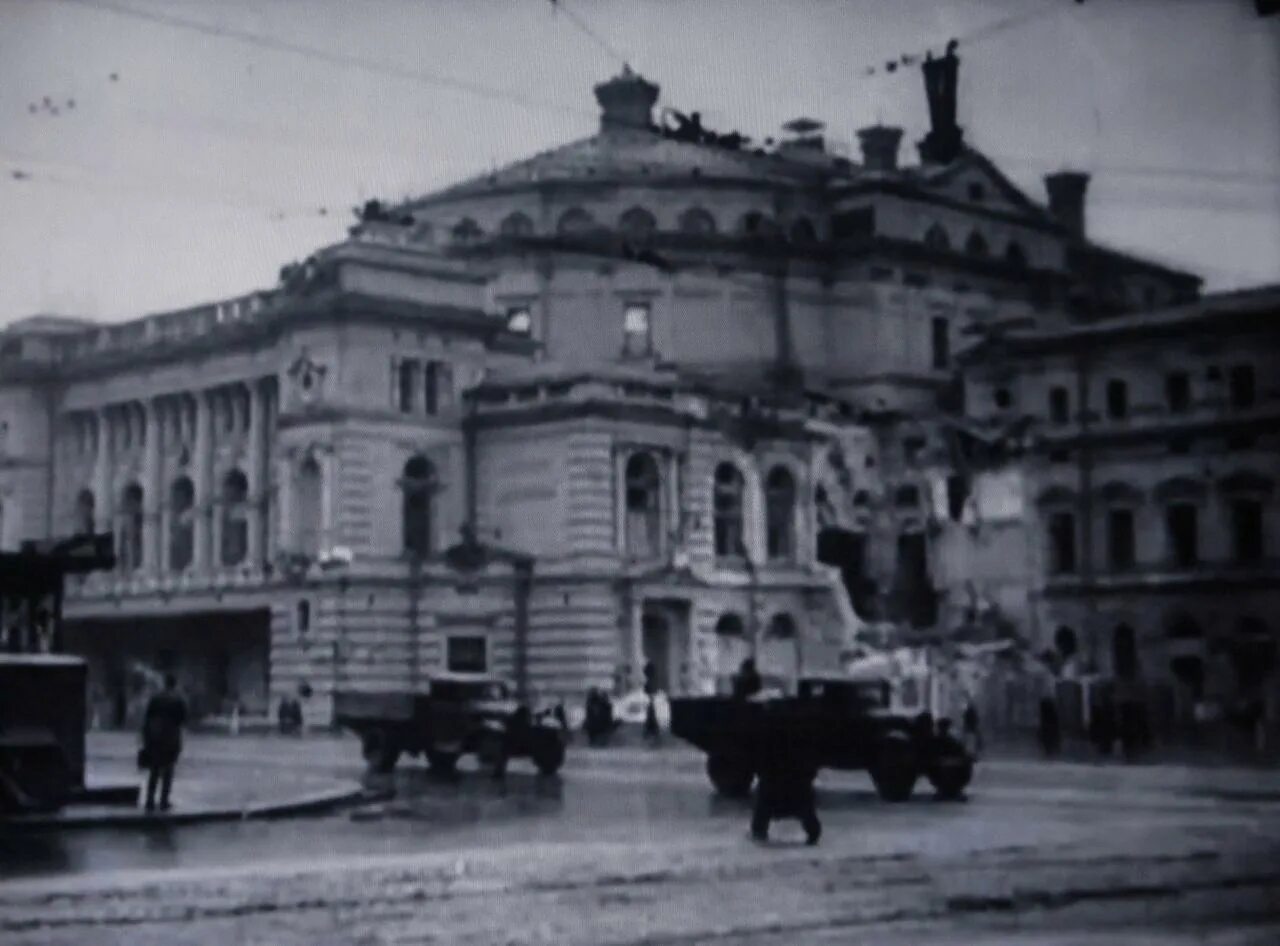 Театр во время вов. Мариинский театр в Перми в годы войны. Ленинград Мариинский театр. Мариинский театр во время Великой Отечественной войны. Кировский Мариинский театр в Перми в годы ВОВ.