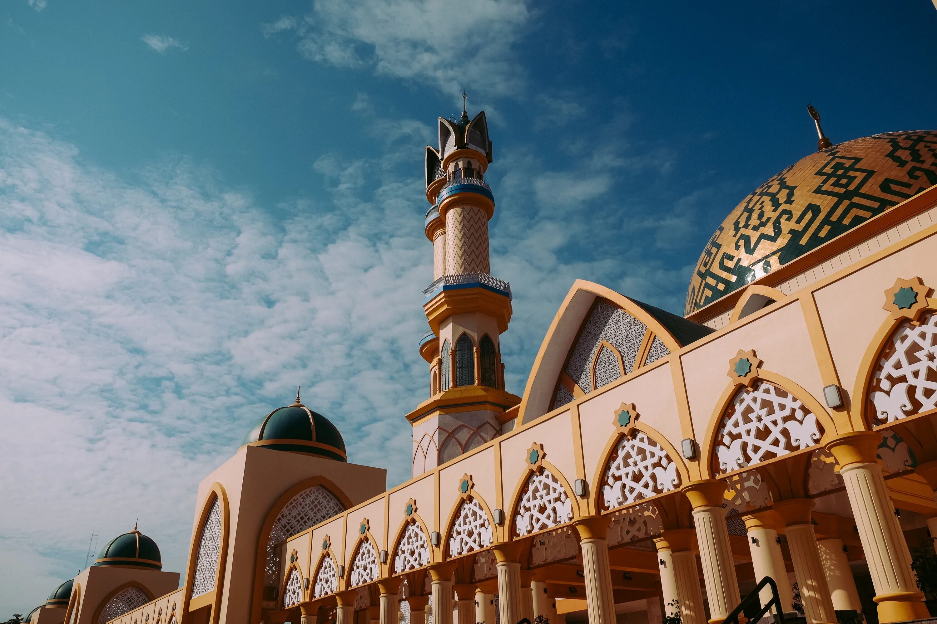 Мечеть 1080p. Мечеть HDR. Пустыня мечеть картинки. Фото мечети в высоком разрешении.