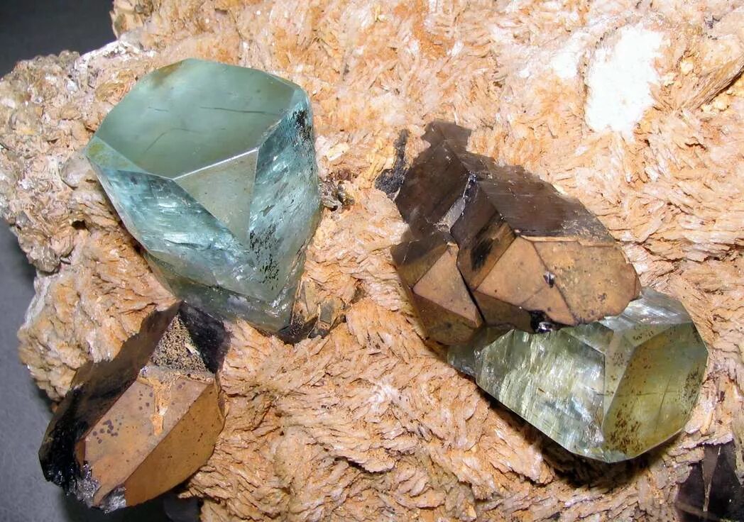 гранат гроссуляр минерал. драгоценный рудник. самоцветный камень уральский изумруд. рубин корунд необработанный. голубая яшма.