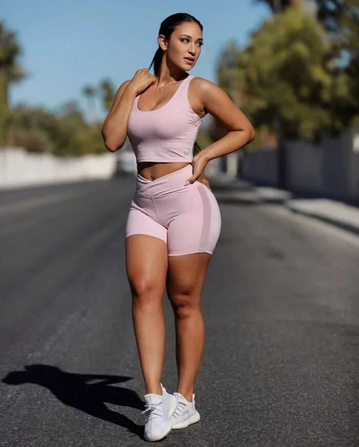 Kiki vhyce межсезонье. Kiki vhyce тело. мощные формы. стиль дрейн 2022. мощные формы.