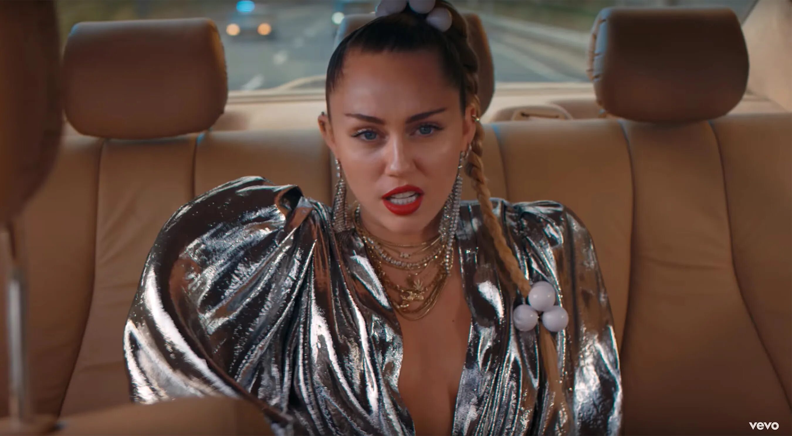 Miley cyrus broken. Марк ронсон и майли сайрус. майли сайрус nothing breaks like a heart. майли сайрус клипы. mark ronson miley cyrus.