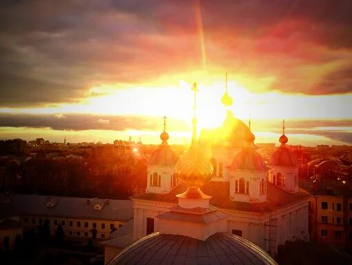 Закат солнца ярославль. Рассвет в ярославле. храм на рассвете. кострома закат. ярославль солнце.