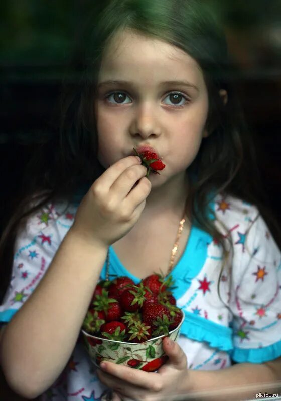 Ягодка ест ягодку. Девушка с ягодами. Клубника для детей. Ягоды для детей. Девочка с клубникой.