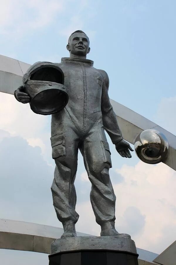 памятник юрию гагарину (чебоксары). памятник гагарину в чебоксарах. город юрия гагарина. памятник юрию гагарину в хьюстоне. памятник юрию гагарину.